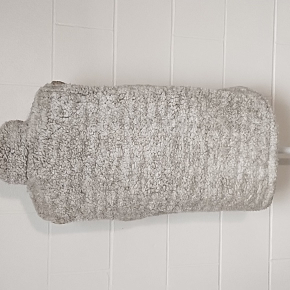 So Soft, Fluffy, Lightweight, jersey knit lined, 2 pocket, Sherpa Vest EUC - Picture 2 of 10